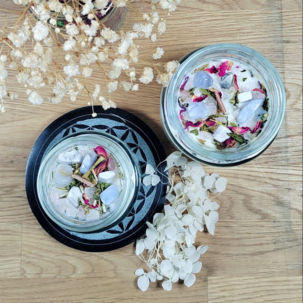 Bougies de Lithothérapie, infusés de pierres naturelles. Fabrication artisanale avec de la cire végétale, des parfums de Grasse, vegan et cruelty free. Bougie SERENITAS infusée de pierres apaisantes : Calcédoine Bleue, Quartz Rose et Howlite. Bougie pierres naturelles