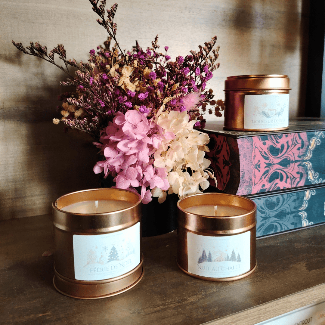 Coffret de Noël avec trois bougies artisanales : Nuit au Chalet, Féérie de Noël, et Douceur d’Hiver, parfait pour une ambiance festive et cocooning.